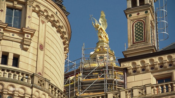 Eingerüstetes Schweriner Schloss mit goldener Engelsfigur. © Screenshot 