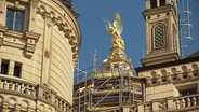 Eingerüstetes Schweriner Schloss mit goldener Engelsfigur. © Screenshot 