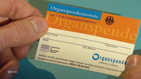 Hände halten einen Organspendeausweis. © Screenshot 