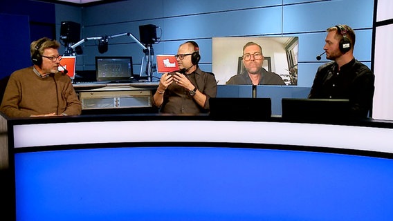 Georg Schneider links, Sigfried Gift, Florian Eyer auf einem Monitor und Moderator Christian Orth vom BR im Studio. © Screenshot 