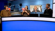 Georg Schneider links, Sigfried Gift, Florian Eyer auf einem Monitor und Moderator Christian Orth vom BR im Studio. © Screenshot 