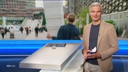 Moderator Thorsten Schröder im Studio von NDR Info. © Screenshot 