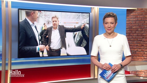 Moderatorin Christina von Saß im Studio von Hallo Niedersachsen. © Screenshot 