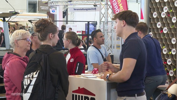 Mehrere Personen kommen bei der Jobmesse ins Gespräch. © Screenshot 