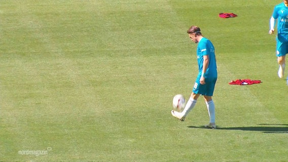 Ein Fußballspieler steht auf dem Platz. © Screenshot 