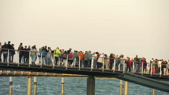 Touristen und Besucher auf der neu eröffneten Seebrücke. © Screenshot 