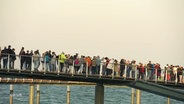 Touristen und Besucher auf der neu eröffneten Seebrücke. © Screenshot 