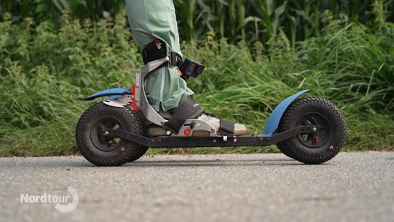 Ein Fuß steckt in Cross-Skates. © Screenshot 