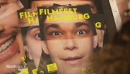 Poster und Flyer des Filmfests Hamburg. © Screenshot 