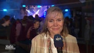 Die Reporterin Regina Hamborg berichtet live von einem Konzert. © Screenshot 