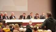 Mitglieder des FC St. Pauli Vorstandes während einer Pressekonferenz. © Screenshot 