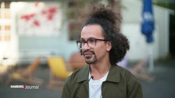 Mohammed Ziko Gunaim, Referent für Diversität am Thalia Theater, im Interview. © Screenshot 