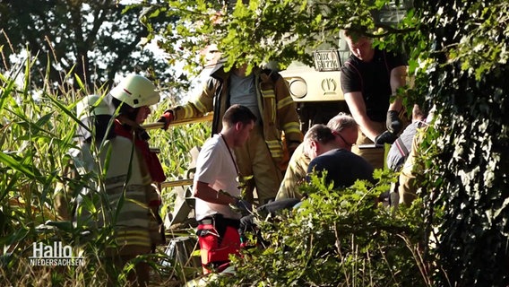 Rettungskräfte vor einem Maishäcksler. © Screenshot 