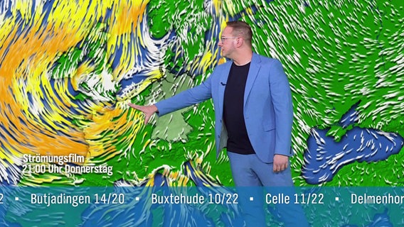 Wettermoderator Stefan Laps zeigt auf eine Wetterkarte. © Screenshot 