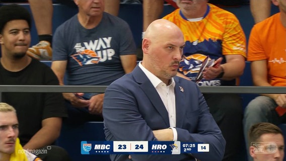 Przemyslaw Frasunkiewicz, Coach der Rostock Seawolves, beobachtet ein Spiel seiner Mannschaft. © Screenshot 