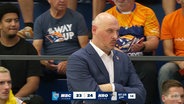 Przemyslaw Frasunkiewicz, Coach der Rostock Seawolves, beobachtet ein Spiel seiner Mannschaft. © Screenshot 