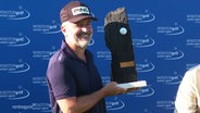 Der Sieger der Winston Golf Open mit seiner Trophäe. © Screenshot 