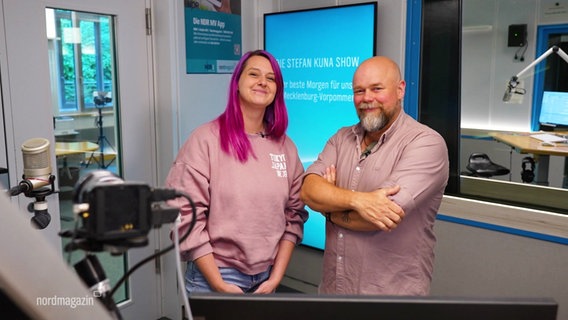 Stefan Kuna und Dania Behm im Radiostudio. © Screenshot 