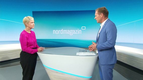 Mecklenburg-Vorpommerns Ministerpräsidentin Manueala Schwesig (SPD) wird von NDR-Moderator Tilo Tautz befragt. © Screenshot 