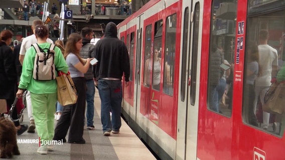 Menschen am Hamburger Hauptbahnhof steigen in den Zug. © Screenshot 