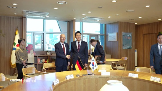 Bürgermeister Peter Tschentscher und Seoul's Bürgermeister Oh Se-hoon geben sich die Hand. © Screenshot 