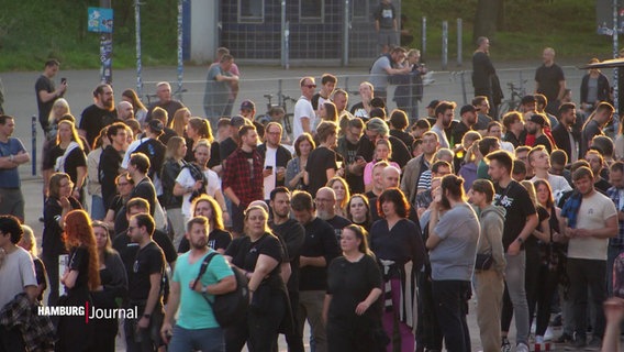 Linkin Park Fans vor der Barclays Arena in Hamburg. © Screenshot 