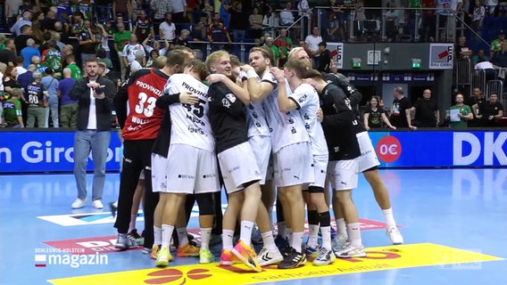 Die Kieler Handballer stehen zusammen. © Screenshot 