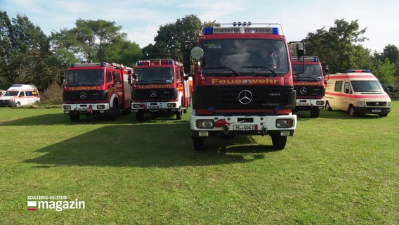 Mehrere Feuerwehrfahrzeuge stehen auf einem Platz. © Screenshot 