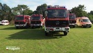 Mehrere Feuerwehrfahrzeuge stehen auf einem Platz. © Screenshot 