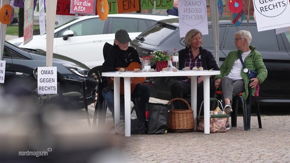 Der Stand der Boizenburger Omas gegen Rechts auf dem Marktplatz. © Screenshot 