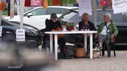 Der Stand der Boizenburger Omas gegen Rechts auf dem Marktplatz. © Screenshot 