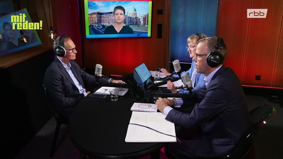 Moderatorin Sabine Dahl im Studio mit Michael Müller (SPD) und Mario Czaja (CDU). Zugeschaltet ist Amelie Ernst (Reporterin für Landepolitik beim rbb). © Screenshot 