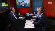 Moderatorin Sabine Dahl im Studio mit Michael Müller (SPD) und Mario Czaja (CDU). Zugeschaltet ist Amelie Ernst (Reporterin für Landepolitik beim rbb). © Screenshot 