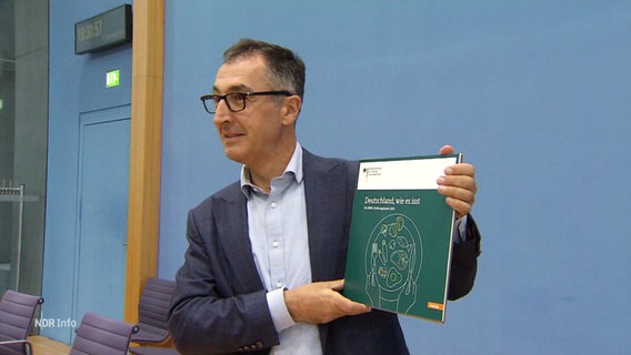 Bundesminister für Ernährung und Landwirtschaft, Cem Özdemir, stellt den Ernährungsreport 2024 vor. © Screenshot 