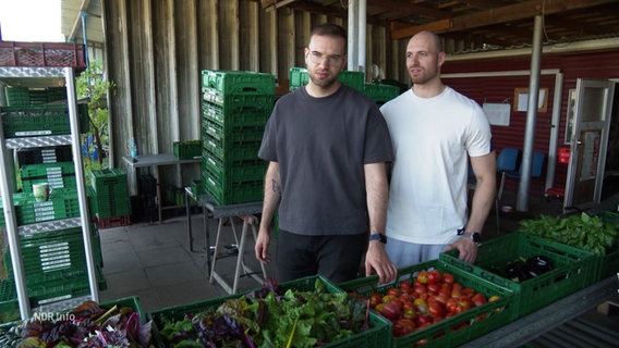 Die Brüder Marco und Maik Möller haben den lanwirtschaftlichen Betrieb ihrer Eltern in Lentföhrden komplett auf vegan umgestellt. © Screenshot 