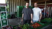 Die Brüder Marco und Maik Möller haben den lanwirtschaftlichen Betrieb ihrer Eltern in Lentföhrden komplett auf vegan umgestellt. © Screenshot 