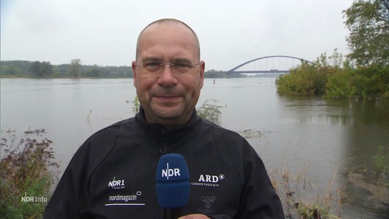 NDR-Reporter Christoph Kümmritz berichtet live aus Dömitz vom Ufer der Elbe. © Screenshot 