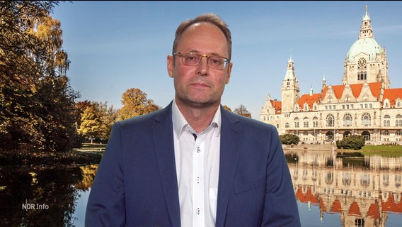 NDR-Reporter Florian Breitmeier berichtet Live aus Elsdorf. © Screenshot 