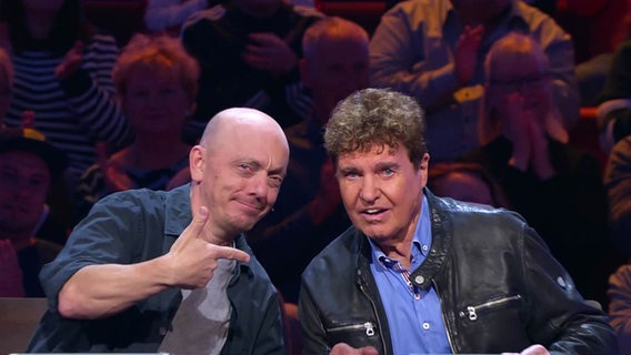 Bernhard Hoëcker spielt am 24.09.2024 mit Frank Schöbel im Team bei "wer weiß denn sowas?". © Screenshot 