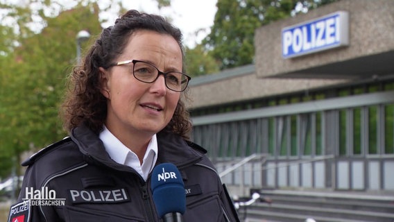 Eine Polizeibeamtin spricht in die Kamera. © Screenshot 