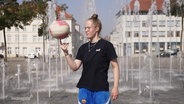 Die Fußball-Freestylerin Jule Pape balanciert einen Fußball auf einem Finger. © Screenshot 