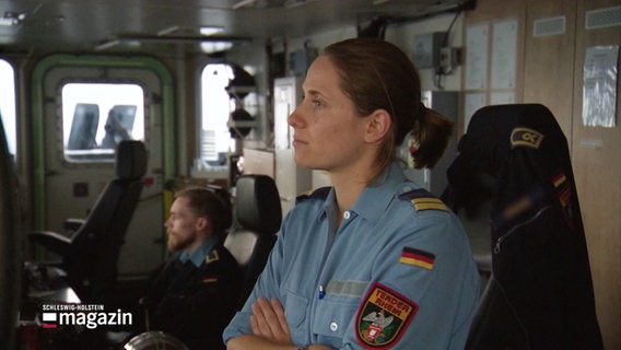 Eine Marine-Soldatin steht auf der Brücke ihres Schiffes, das an einem NATO-Manöver teilnimmt. © Screenshot 