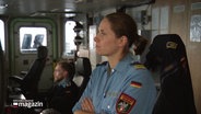 Eine Marine-Soldatin steht auf der Brücke ihres Schiffes, das an einem NATO-Manöver teilnimmt. © Screenshot 