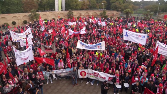 Viele VW-Mitarbeitende protestieren in Hannover. © Screenshot 