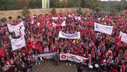 Viele VW-Mitarbeitende protestieren in Hannover. © Screenshot 