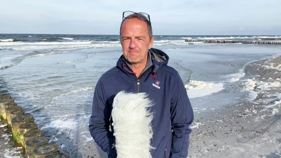 Stefan Kreibohm moderiert das Wetter von der Insel Hiddensee. © Screenshot 