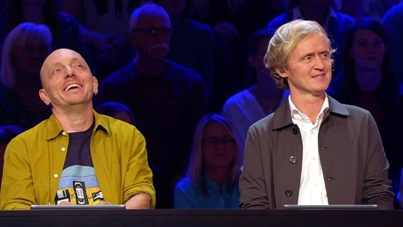 Bernhard Hoecker und Pierre M. Krause sitzen im Studio bei "Wer weiß denn sowas?". © Screenshot 