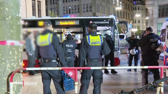 Polizisten am Hamburger Rathausplatz. © Screenshot 