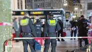 Polizisten am Hamburger Rathausplatz. © Screenshot 