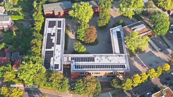 Photovoltaikanlagen auf dem Dach einer Hamburger Schule. © Screenshot 